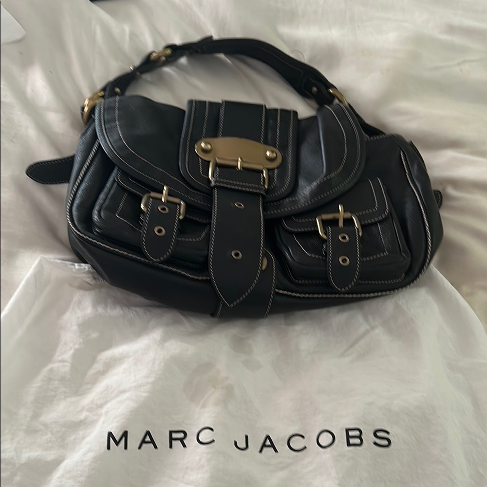 MARC JACOBS Elegant Black and Gold Leather Shoulder Bag - Picture 5 of 9